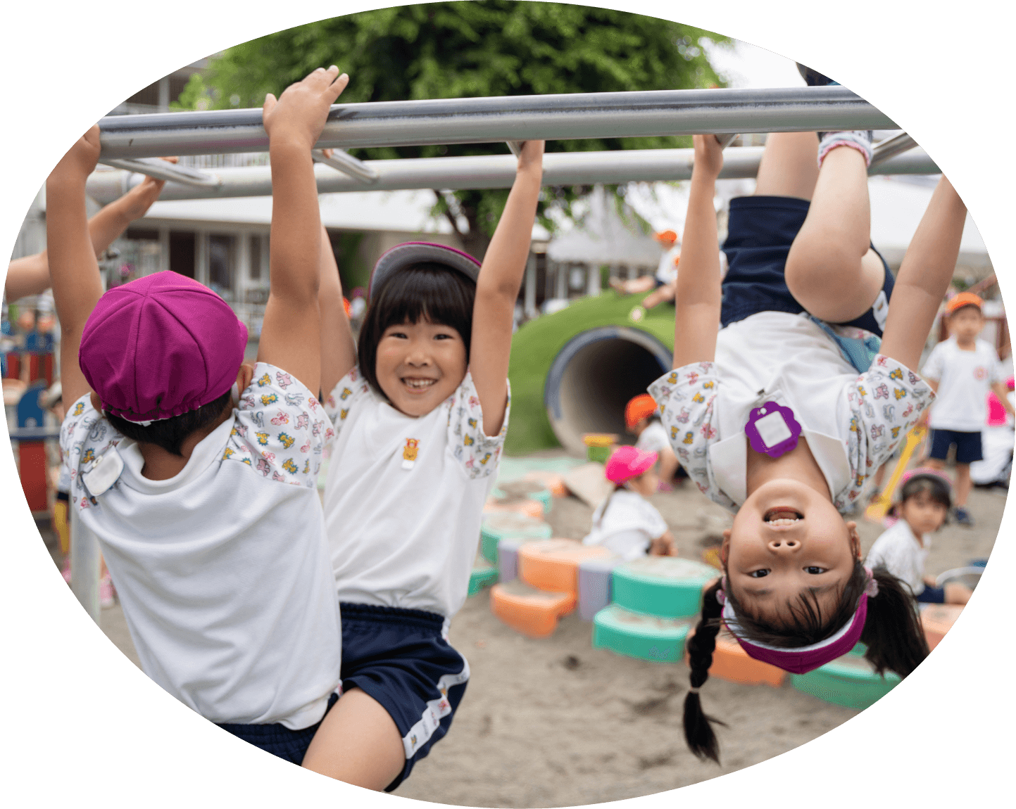 雲梯に掴まって遊ぶ子どもたち