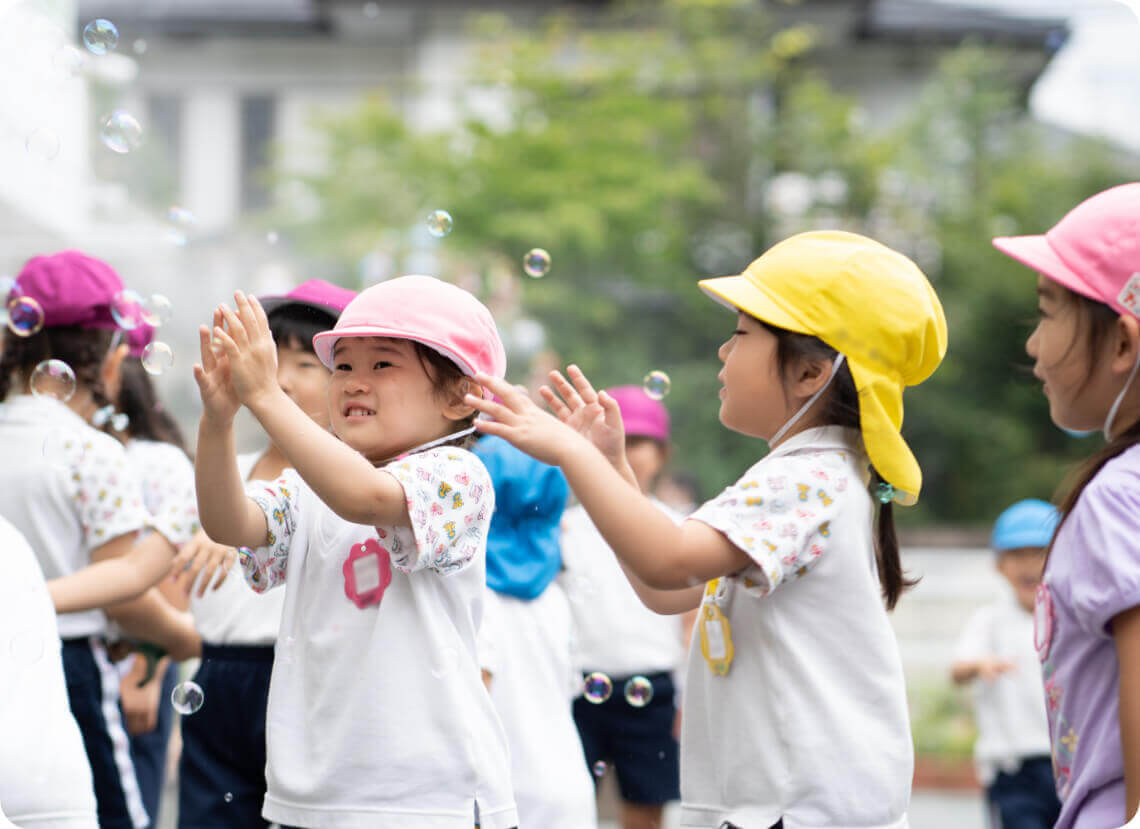 シャボン玉で遊ぶ子どもたち