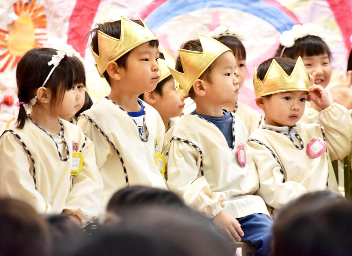 シャボン玉で遊ぶ子どもたち