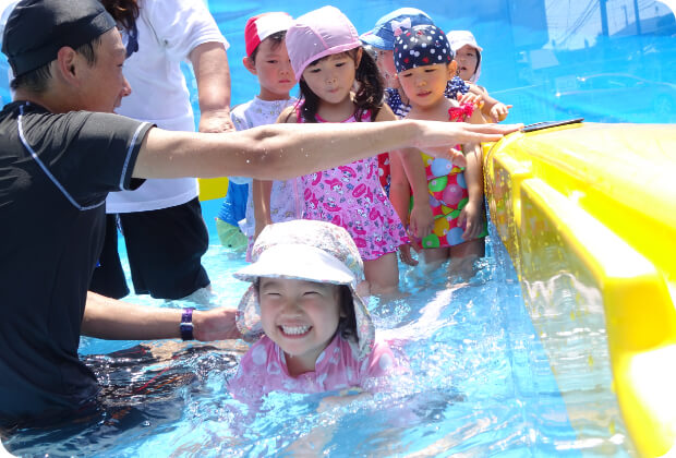 プールで泳ぐ子どもたち