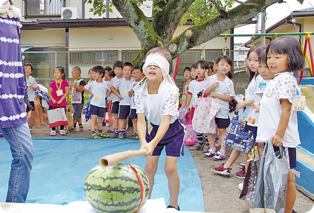 すいか割りを楽しむ子どもたち