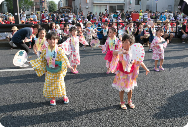 宮っ子パレードで踊りを披露する子どもたち