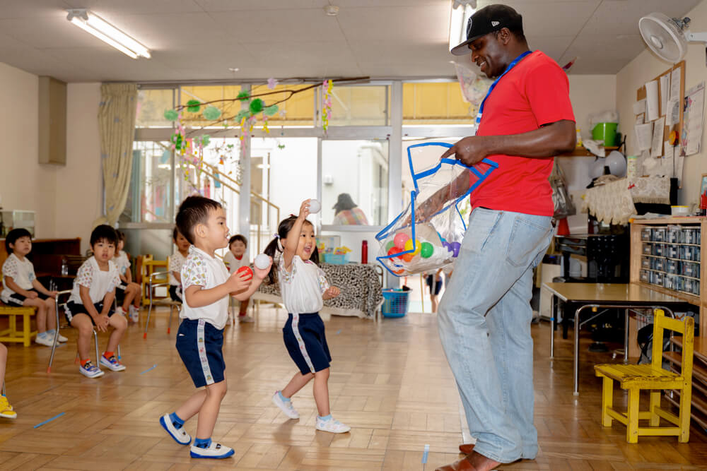 外国人講師と遊びながら英語を学ぶ子どもたち