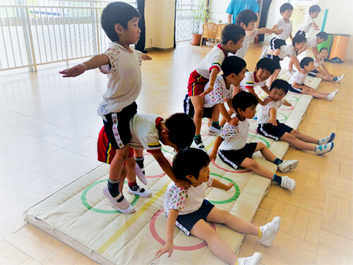 体を動かす子どもたち