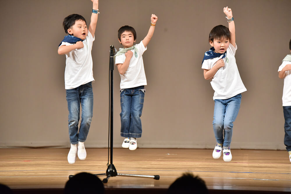 リズムダンスを披露する男の子たち