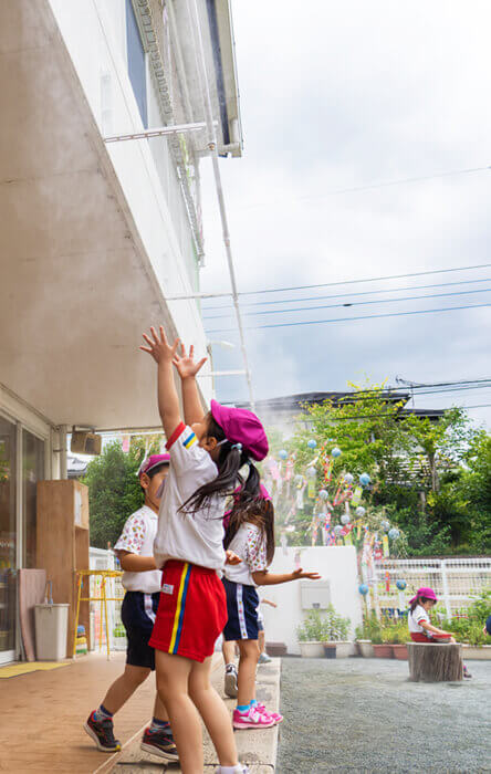 暑い夏に最適なミストシャワー完備