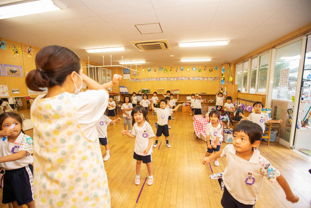 保育室で遊ぶ子どもたち