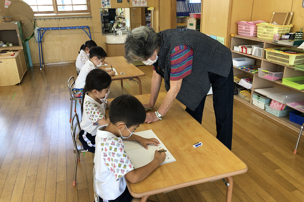 教室にて書道を学ぶ子どもたち